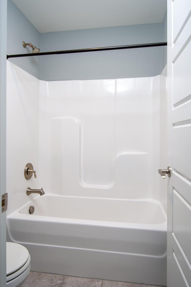 full bath with toilet and shower / tub combination