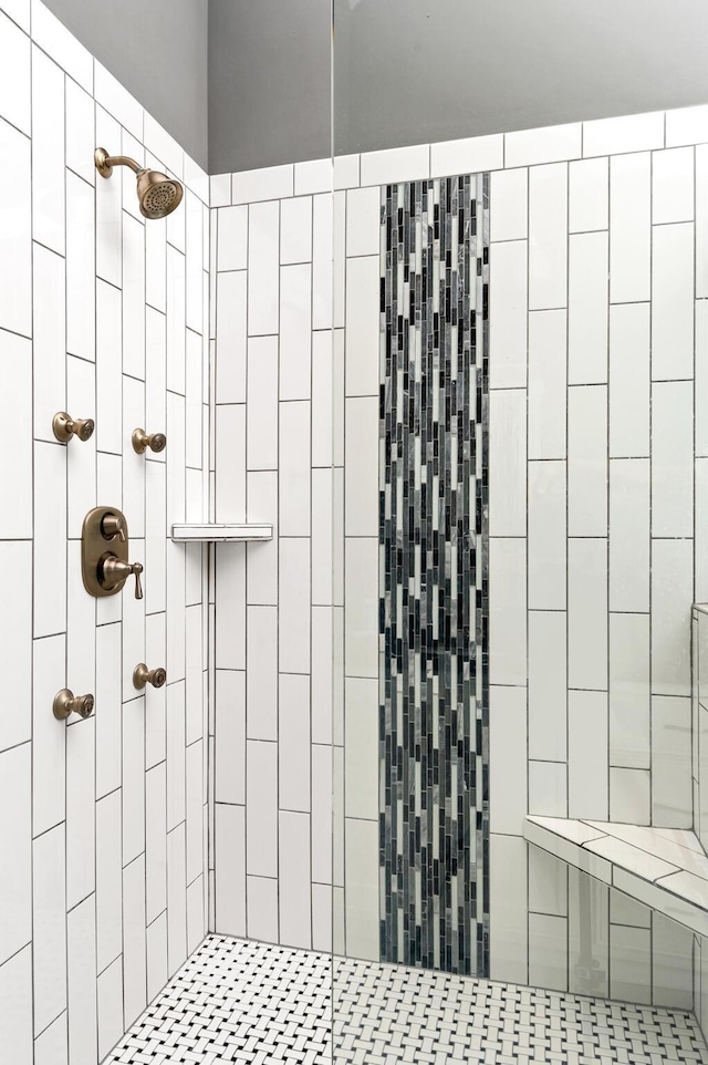 bathroom featuring a tile shower