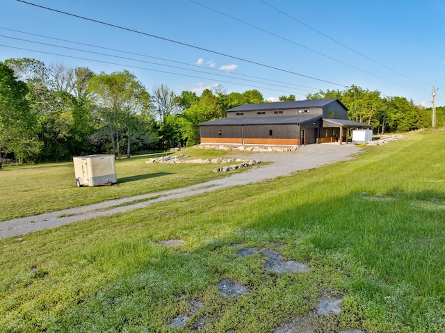 view of yard with driveway