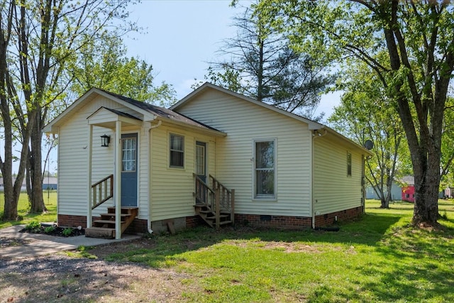 1712 Franklin Pike, Lewisburg, TN 37091 - view of front of property with entry steps, a front lawn, and crawl space
