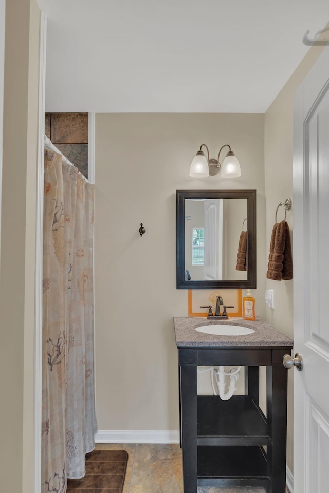 full bath featuring vanity, baseboards, and a shower with shower curtain