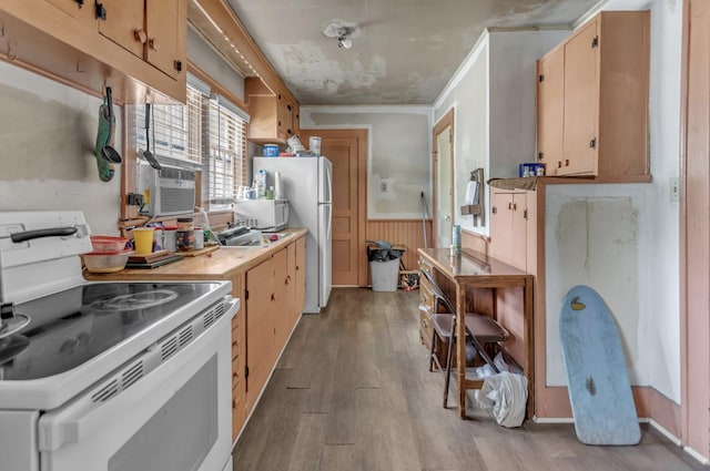 kitchen with crown molding, wainscoting, light countertops, light wood-style floors, and white appliances