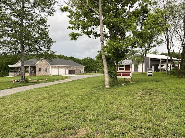 view of yard featuring driveway
