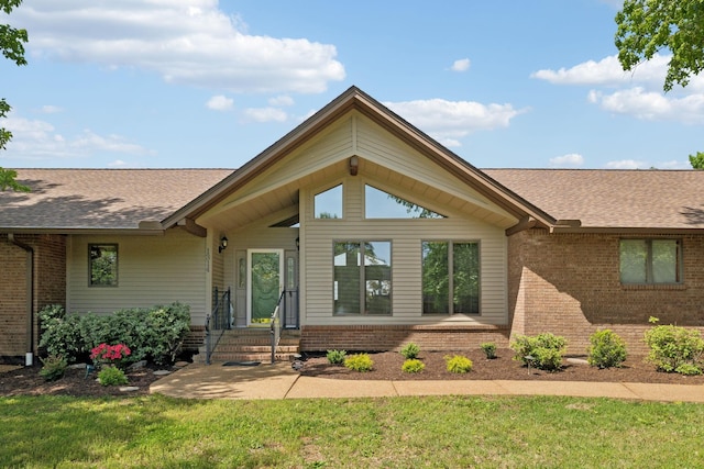 1314 Huntington Dr, Columbia, TN 38401 - view of front facade with brick siding, a front lawn, and roof with shingles