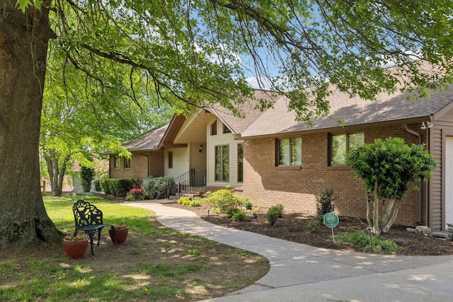 1314 Huntington Dr, Columbia, TN 38401 - view of front of property featuring brick siding, a front yard, and roof with shingles