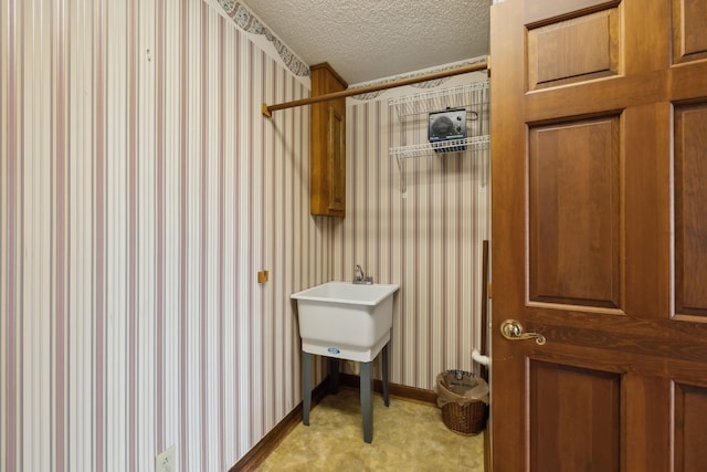 1314 Huntington Dr, Columbia, TN 38401 - bathroom featuring a textured ceiling and baseboards