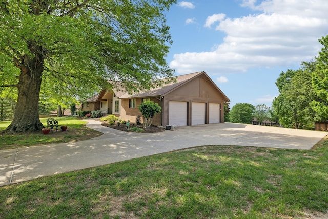 1314 Huntington Dr, Columbia, TN 38401 - view of property exterior featuring an attached garage, a yard, and driveway