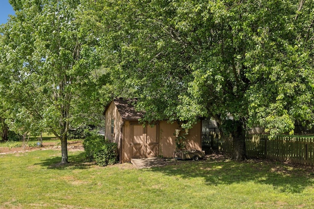 1314 Huntington Dr, Columbia, TN 38401 - view of yard featuring fence, a storage unit, and an outdoor structure