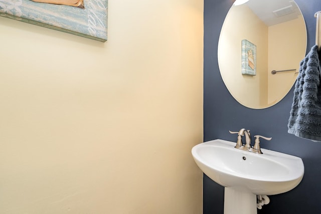 bathroom featuring a sink