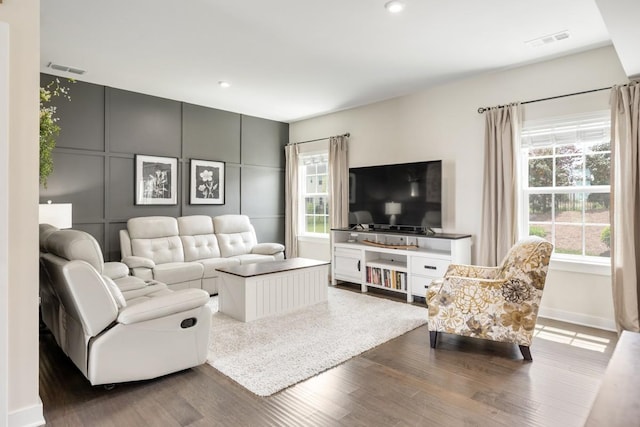 living area featuring recessed lighting, baseboards, dark wood-style floors, and visible vents