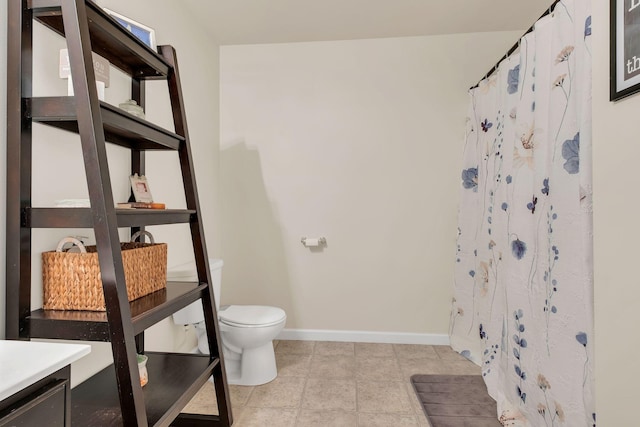 full bathroom with tile patterned flooring, curtained shower, baseboards, vanity, and toilet