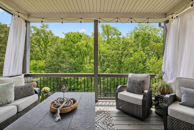 sunroom / solarium featuring outdoor lounge area