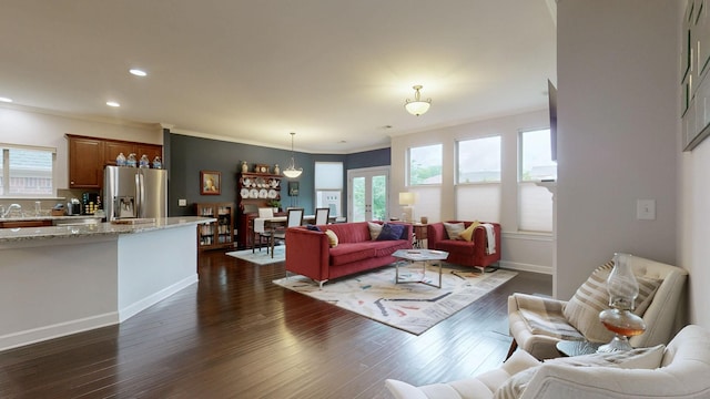living room with recessed lighting, baseboards, ornamental molding, and dark wood-style floors