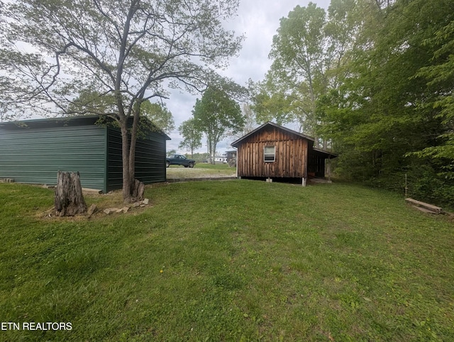 view of yard featuring an outbuilding