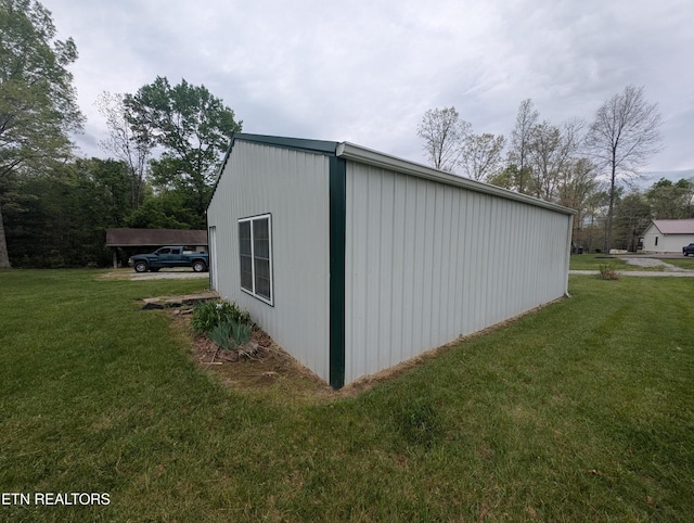 view of side of property featuring a lawn