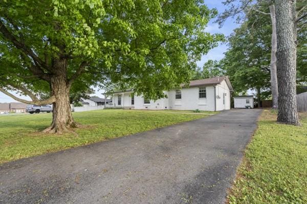 view of front of home featuring a front yard
