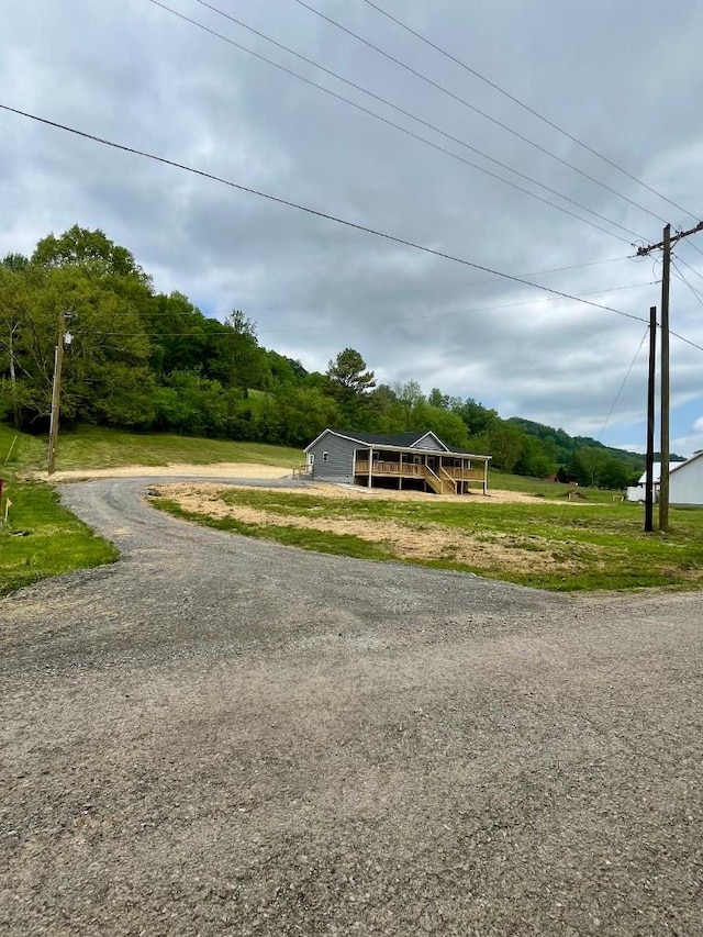 view of front facade featuring driveway