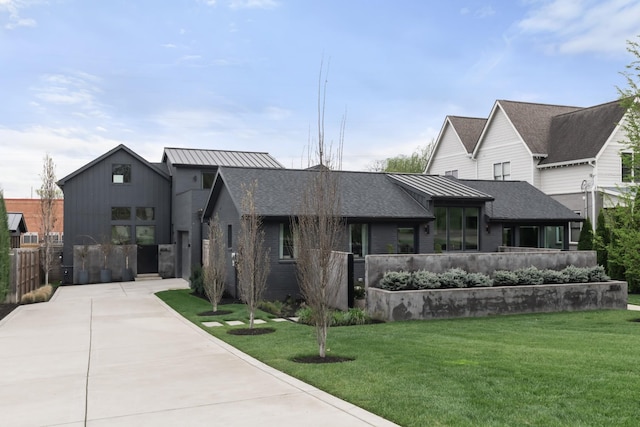 view of front of home featuring fence and a front yard