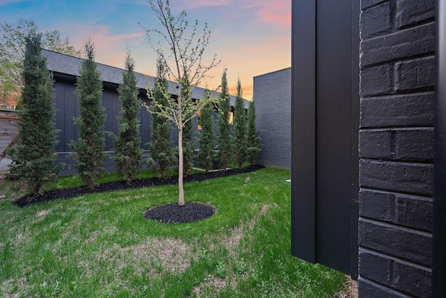 view of yard at dusk