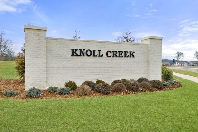 community sign featuring a yard