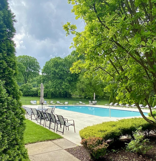 7008 Grackle Ct, Spring Hill, TN 37174 - community pool with a patio and fence