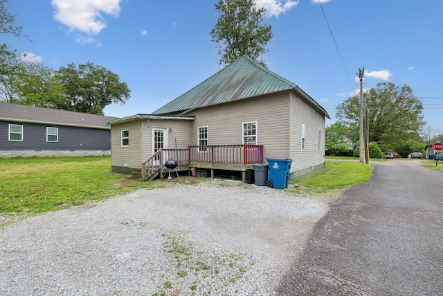 view of front of house featuring a deck, crawl space, and a front yard