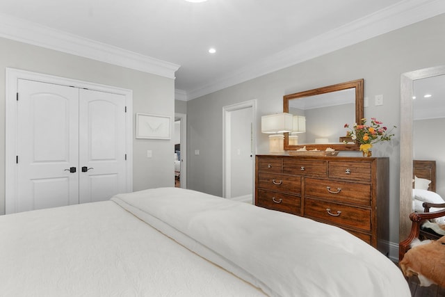 bedroom featuring recessed lighting, baseboards, ornamental molding, and a closet