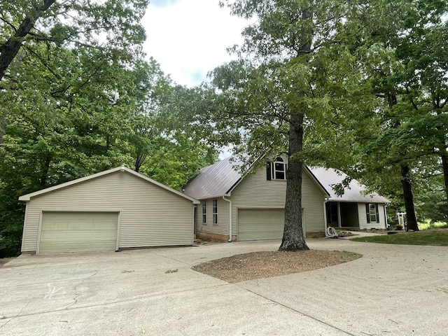 view of front facade featuring a detached garage