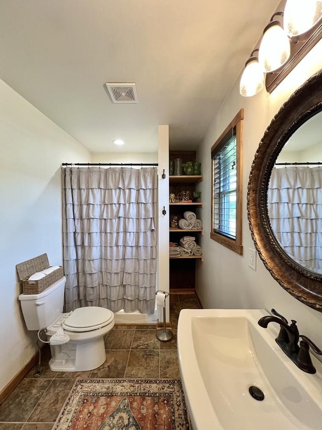 full bathroom featuring a sink, toilet, baseboards, a shower with curtain, and visible vents