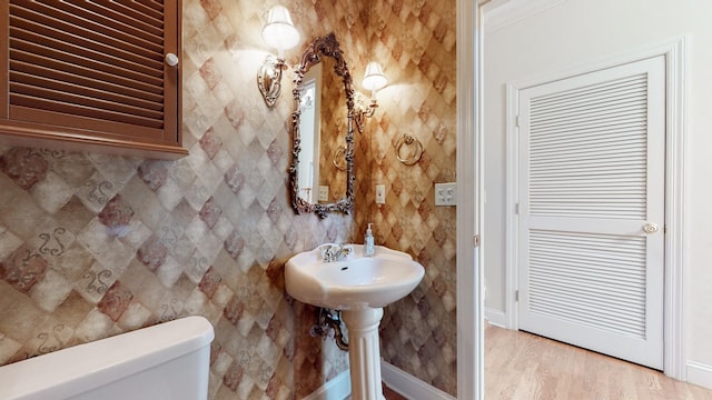 309 New Kent Ct, Tullahoma, TN 37388 - bathroom with baseboards, wood finished floors, toilet, and wallpapered walls