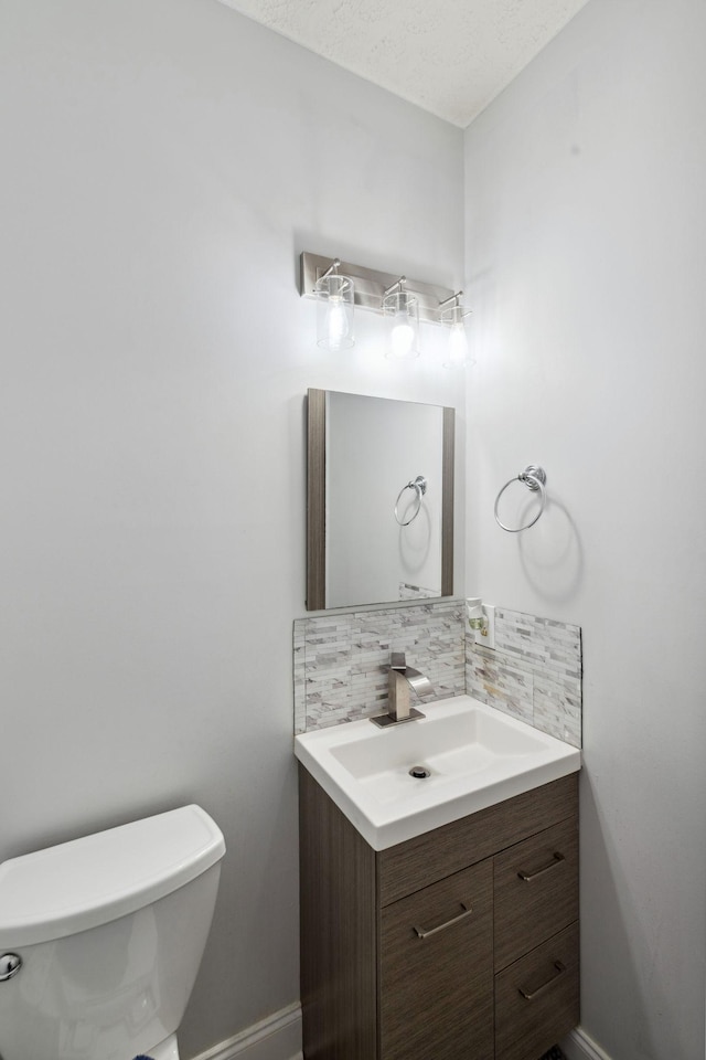 5512 Oak Chase Dr, Antioch, TN 37013 - bathroom featuring vanity, baseboards, backsplash, and toilet
