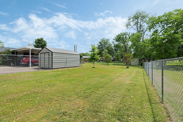 view of yard featuring fence and an outbuilding