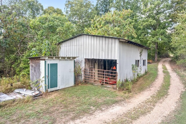 4231 Lylewood Rd, Indian Mound, TN 37079 - view of pole building featuring a storage shed