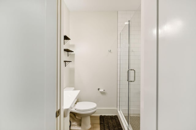 full bath featuring baseboards, toilet, and a shower stall