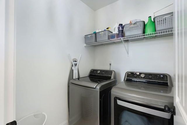 washroom with laundry area and independent washer and dryer