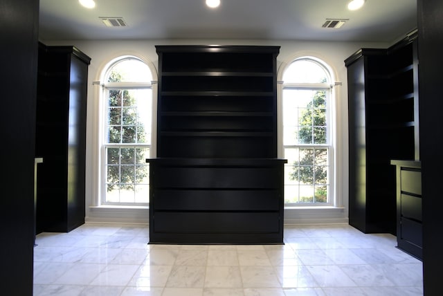 room details featuring visible vents, recessed lighting, and baseboards