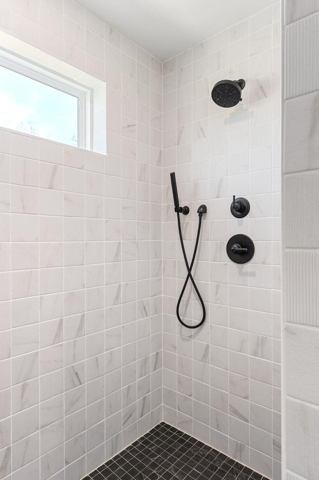 bathroom featuring a tile shower