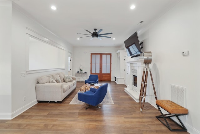 living room with recessed lighting, ceiling fan, visible vents, and wood finished floors
