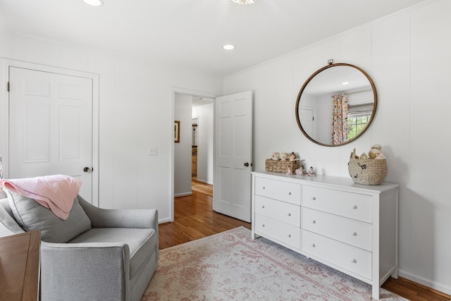 sitting room with light wood-style floors, recessed lighting, and baseboards