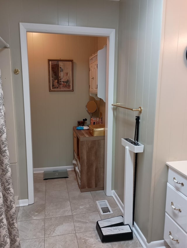 full bath with vanity, baseboards, and visible vents