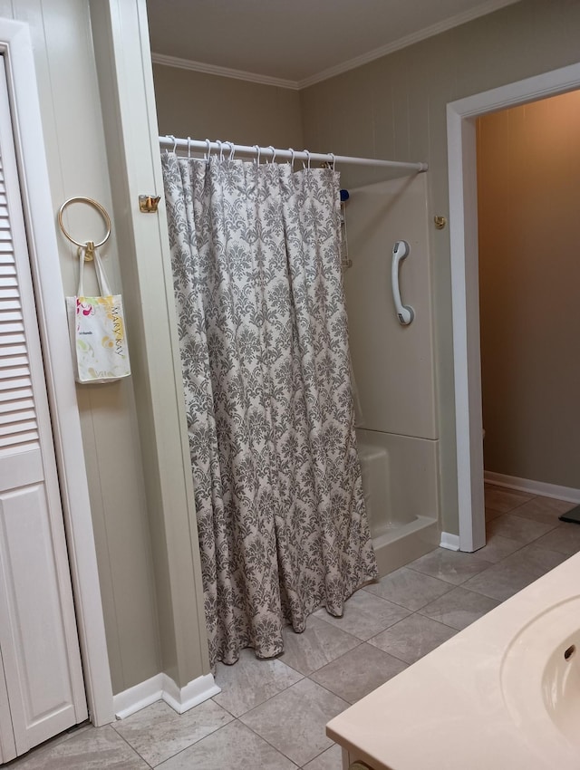 full bath with baseboards, ornamental molding, and a shower with shower curtain