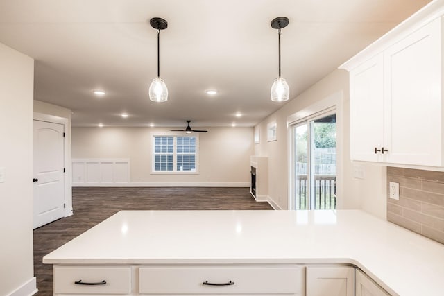 kitchen featuring open floor plan, white cabinetry, a ceiling fan, dark wood finished floors, and backsplash