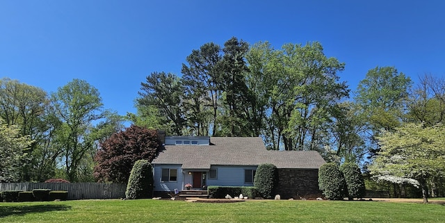 view of front facade with fence and a front yard