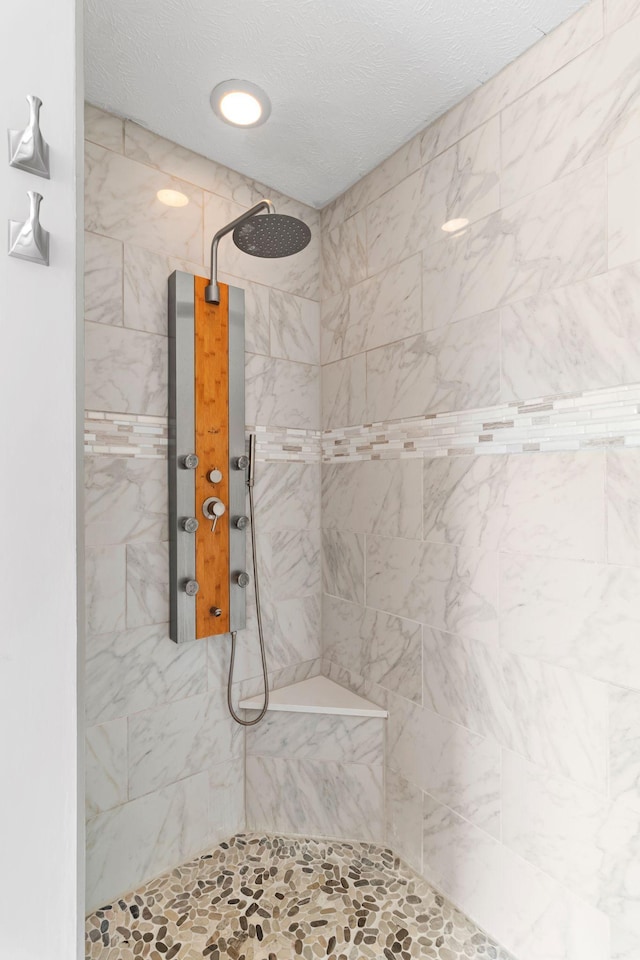full bathroom featuring a tile shower
