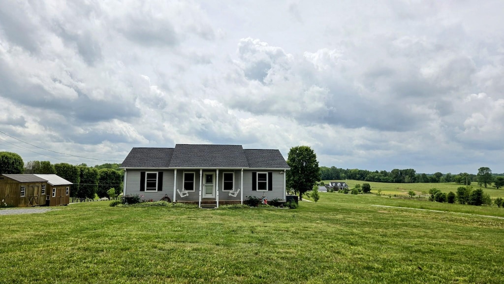 view of front of property featuring a front lawn