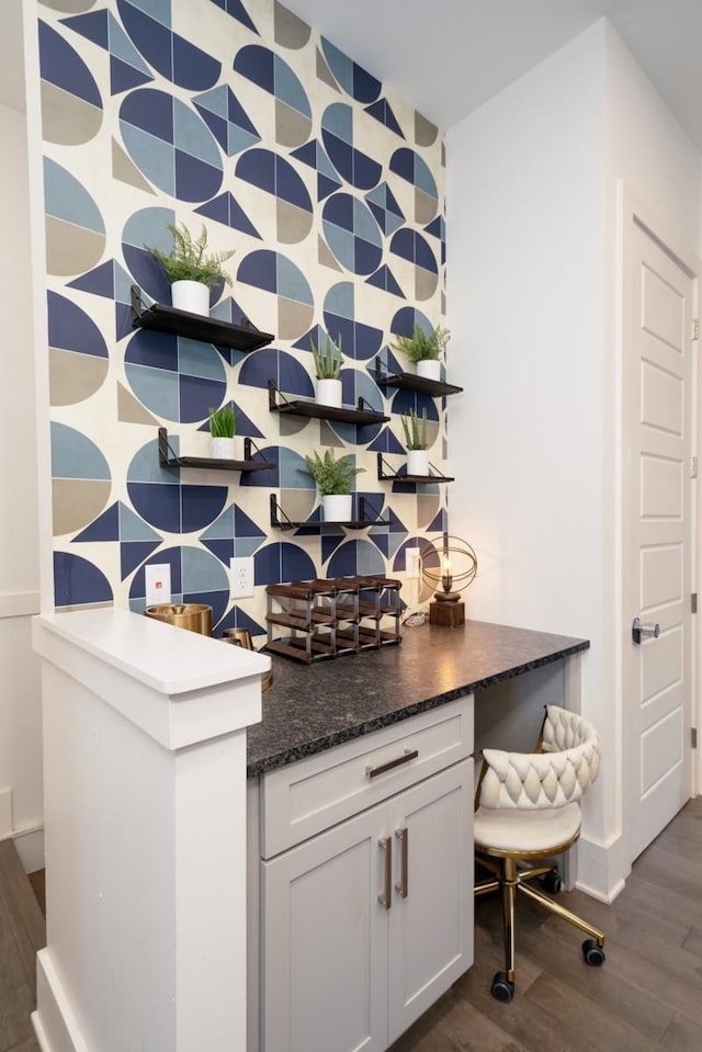 bar with baseboards, decorative backsplash, and dark wood-type flooring