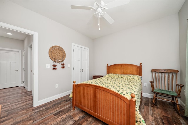 bedroom featuring dark wood-style flooring, baseboards, a ceiling fan, and a closet