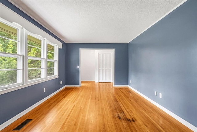 419 Westwood Dr, Tullahoma, TN 37388 - empty room featuring a textured ceiling, wood finished floors, and baseboards