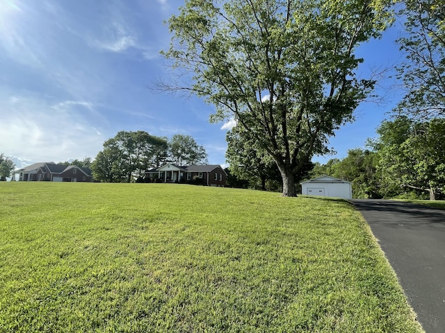 view of front of house featuring a front lawn