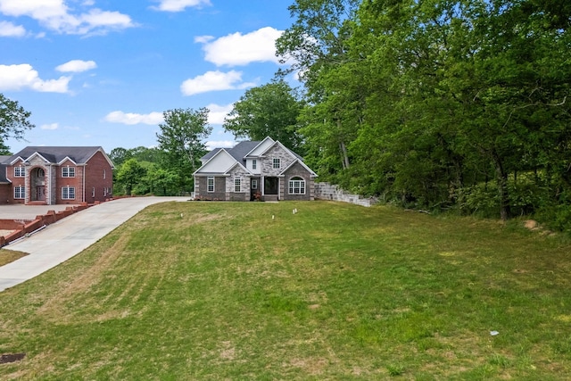 601 Joyce Ave, Lewisburg, TN 37091 - view of front of home featuring a front yard, stone siding, and driveway